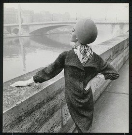 Bettina Lauer in rückwärtig geknöpftem Mantelkleid am Ufer der Seine