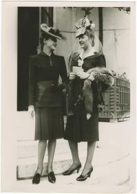 Frauen mit Hüten und in Kostümen auf dem Rennplatz in Longchamp