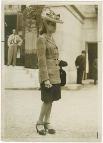 Frau mit Hut in Kostüm auf dem Rennplatz von Longchamp