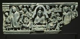 Erzählende Szene (Fragment): Der Buddha zieht predigend von Stadt zu Stadt