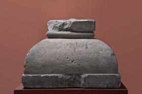 Pfeilerförmiger etruskischer Cippus mit Inschrift, vom Grab des Lart Laru