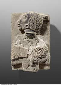 Fragment einer Kachel mit der Darstellung eines gefesselten Nubiers