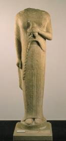 Frauenstatue mit Steinhuhn