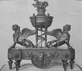 Kaminbock mit Sphinxen