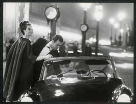 Bettina Lauer in Abendkleidung von Yorn und Pierre Cardin mit Citroën DS 19 Cabriolet