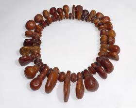 Bernsteinkette aus Rundperlen und Berlocken