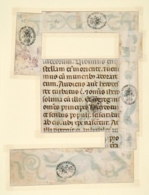 Fragmente einer Schriftseite sowie die Rückseiten der ornamentalen  Umrahmung