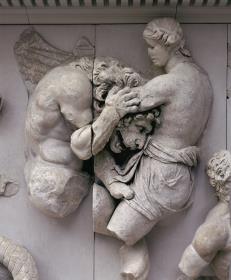 Pergamonaltar, Südfries - Ausschnitt: Jugendlicher Gott (Aither ?) hält Giganten mit Schlangenbeinen, Menschenkörper und Löwenkopf im Würgegriff