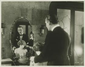 Raymond Griffith und Claire Windsor im Stummfilm: Nellie, the Beautiful Cloak Model