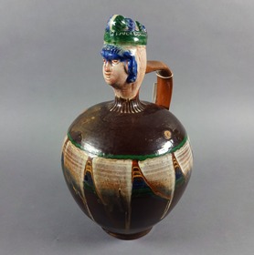Tonflasche, glasiert und bemalt; halb-menschlicher Kopf