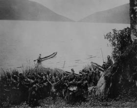 Im Eibaum auf dem Boleru See