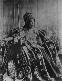 Kaiser Menelik II im Krönungsornat