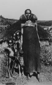 Frau mit Kindern. Mbugi