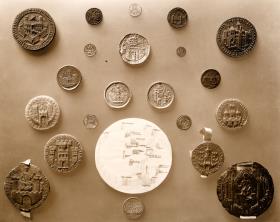 Siegel aus der Sonderausstellung "Das Stadtbild bis zur Renaissance auf Münzen, Medaillen und Siegeln" des Münzkabinetts