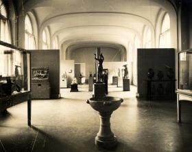 Blick in die Sonderausstellung der Antikensammlung "Sport und Spiel bei Griechen und Römern" im Ausstellungssaal der Generalverwaltung des Kaiser-Friedrich-Museums (05. Mai - 30. Okt. 1934)