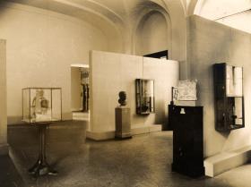 Blick in die Sonderausstellung der Antikensammlung "Sport und Spiel bei Griechen und Römern" im Ausstellungssaal der Generalverwaltung des Kaiser-Friedrich-Museums (05. Mai - 30. Okt. 1934)