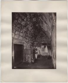 Arbeitsstätte eines Expeditionsmitglieders in einem gewölbten Zimmer (Innenraum eines Tempels)