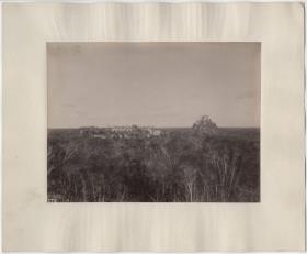 Haus der Nonnen und Wahrsager-Pyramide.