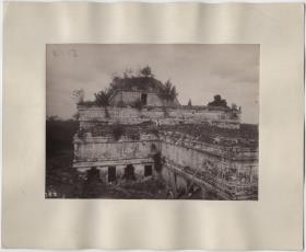 "Nonnenkloster vom Tempel im Südosten." (Mit Expeditionsmitglied.)
