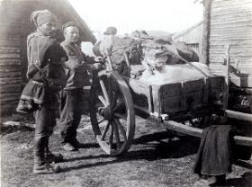 Zwei finnische Samen mit Wagen